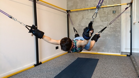 Rozciąganie kręgosłupa przy pomocy pravilo - pozycja z uniesionymi rękami