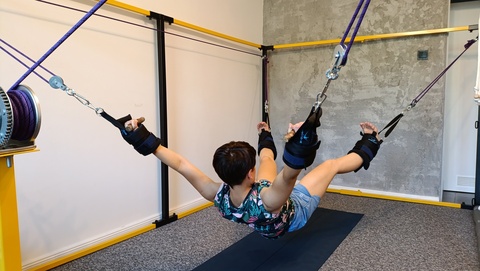 Trening wzmacniający na przyrządzie pravilo - ćwiczenie angażujące dolną część kręgosłupa