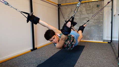 Metoda pravilo dla poprawy postawy - ćwiczenie rozciągające plecy i ramiona