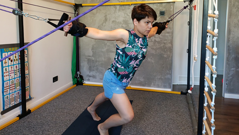 Rehabilitacja kręgosłupa na pravilo - ćwiczenie z wyciąganiem w górę i na boki