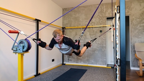 Trening fitness z elementami jogi na przyrządzie pravilo - pozycja rozciągająca